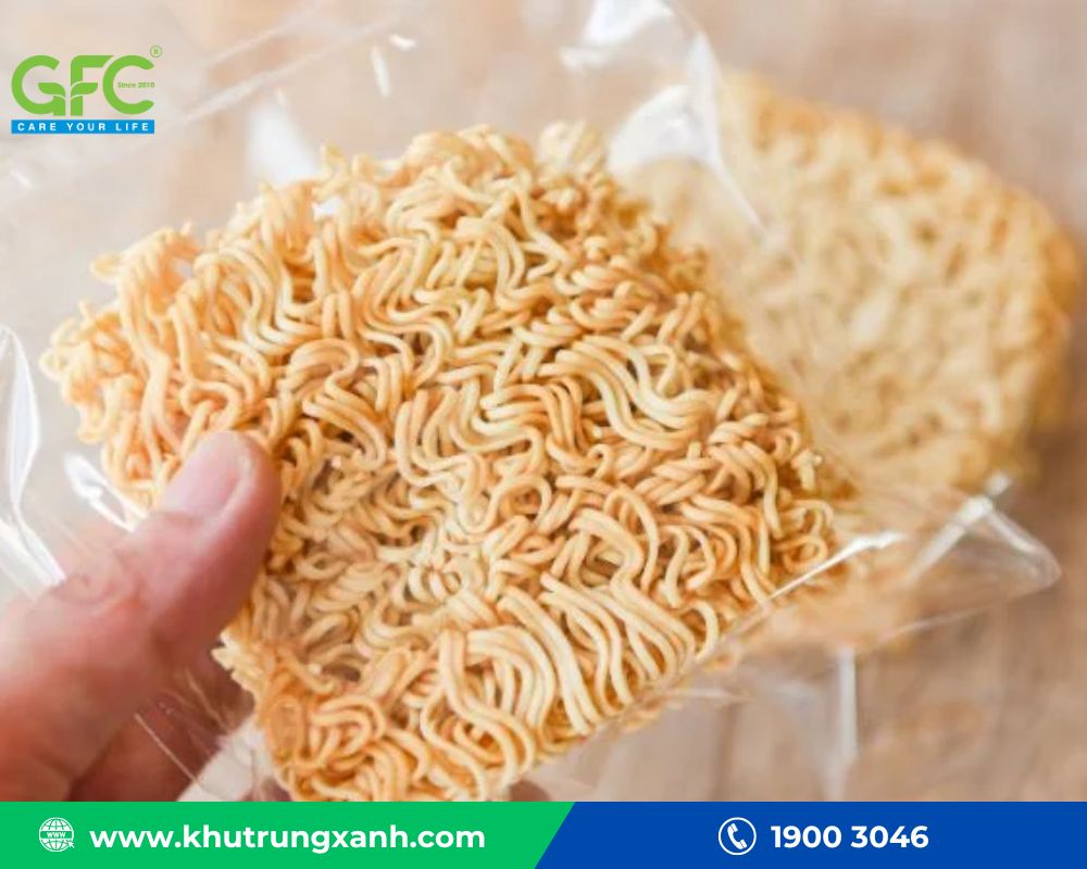 Nước rửa bát và mì ăn liền đều là những nguyên liệu dễ kiếm, rẻ tiền nhưng hiệu quả diệt chuột khá cao